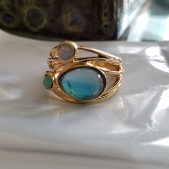 Beautiful 3 Stone Gold Ring - Picture 6 of 6